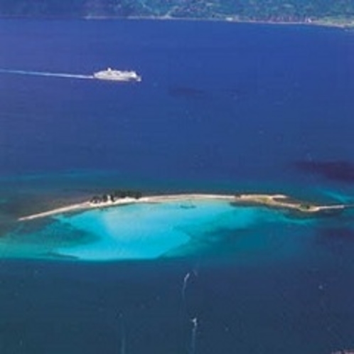 敦賀半島の先端近くに浮かぶ小さな島　水島（車で約85分・渡し船約10分）