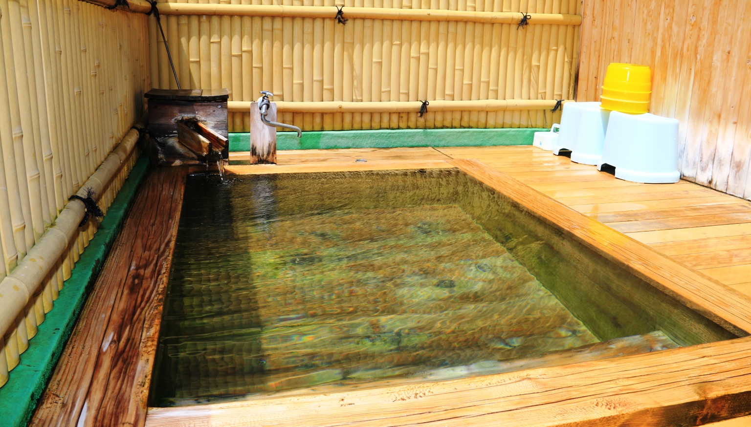 屋上にある露天風呂は、四季折々の月夜を眺めながらゆっくりできます。