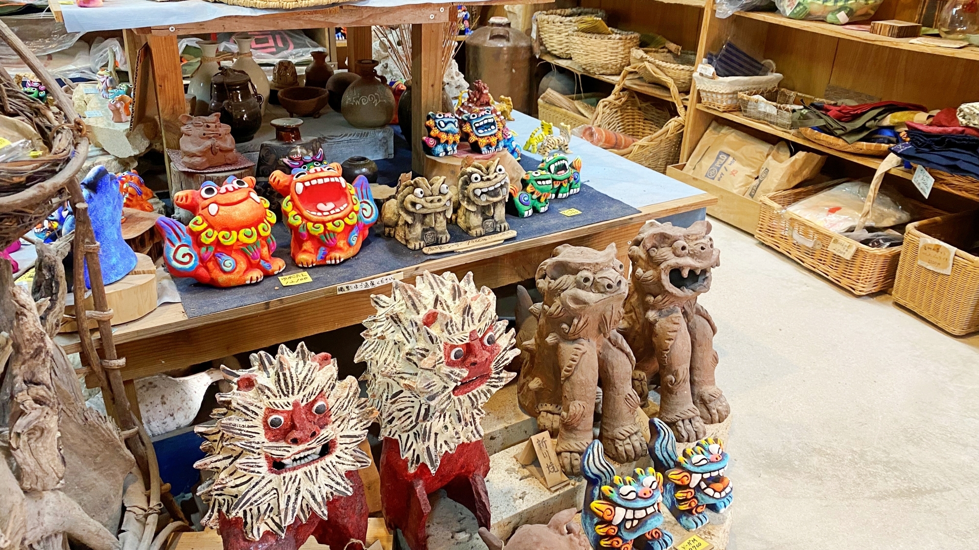 *【茶屋たかにゃ】個性豊かな表情のシーサーたちが旅の思い出に彩りを添えます。