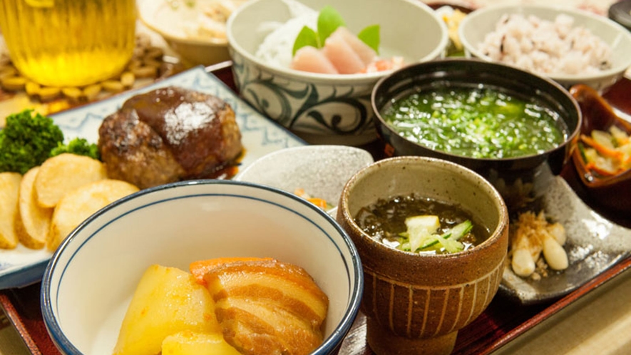 *【夕食一例】パパイヤの煮物、もずく、石垣牛ハンバーグなど。おじい・おばあの手作りでボリューム満点！