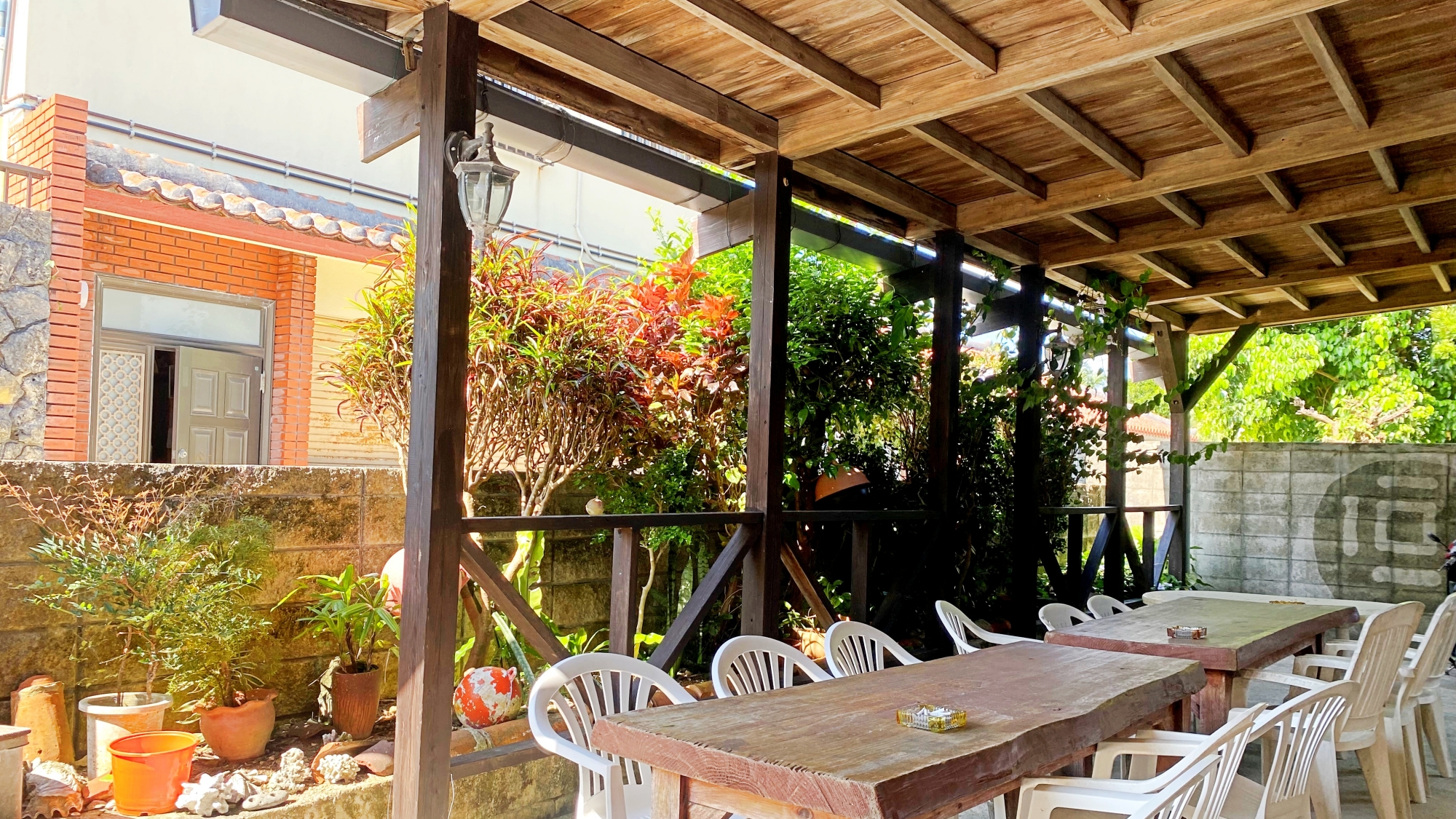 *【喫煙スペース】おタバコは本館入り口横の専用スペースにて。風通しの良いテラスで憩いのひととき。