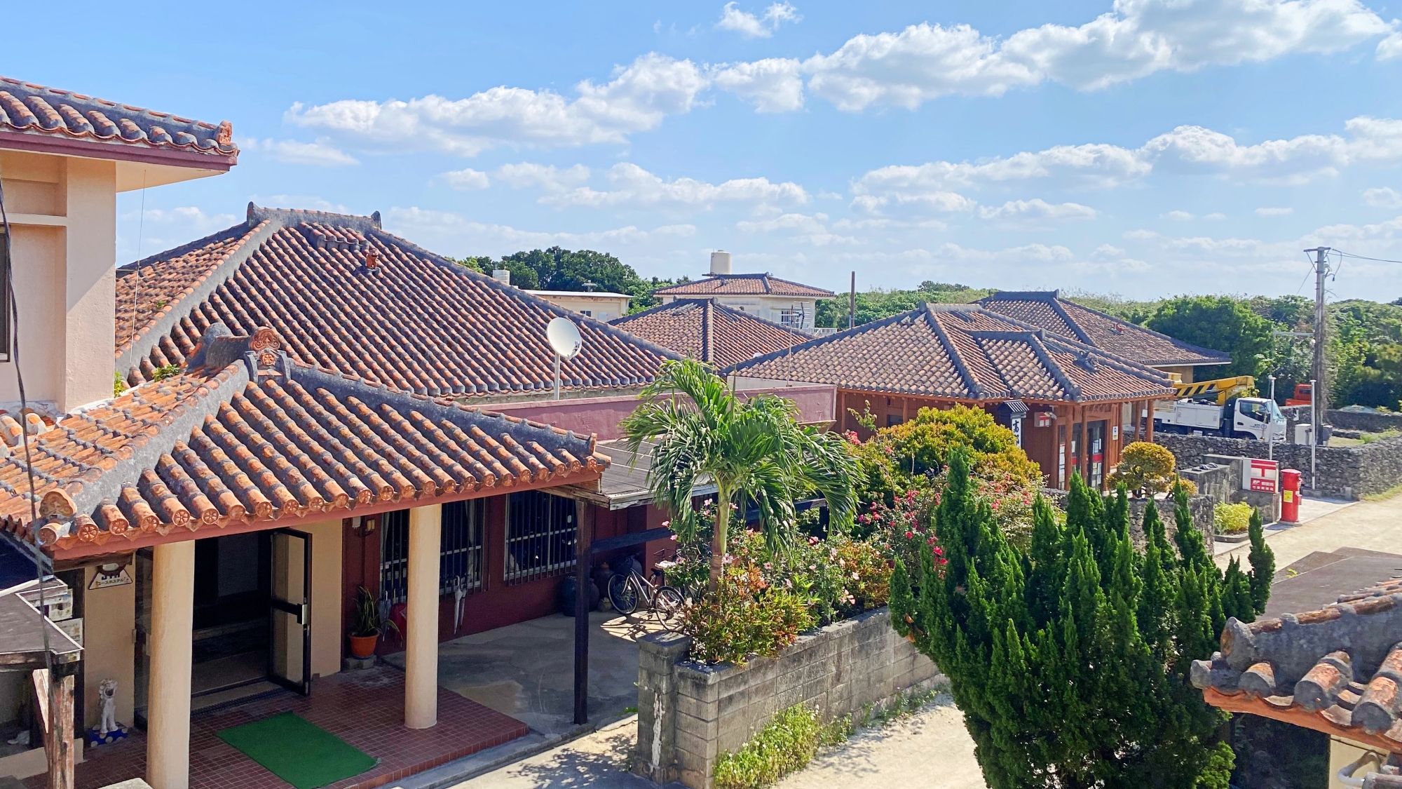 *【外観（本館）】赤瓦の屋根が連なる美しい景観です。