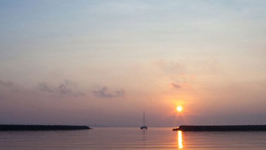 *【朝陽】夕陽は西桟橋、朝陽を見るなら港へ。朝夕の美しい光景は、竹富島に泊まらないと味わえません。