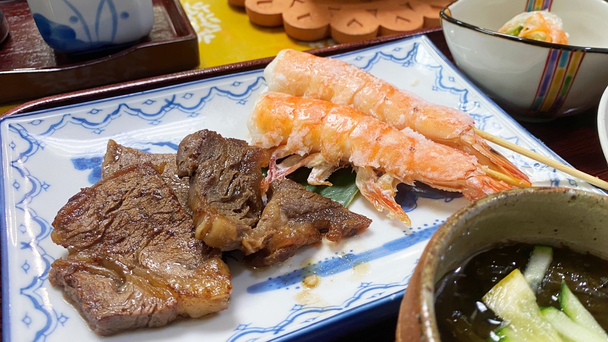 *【夕食一例】香ばしく焼き上げた牛肉と塩味のきいた海老は絶品です。