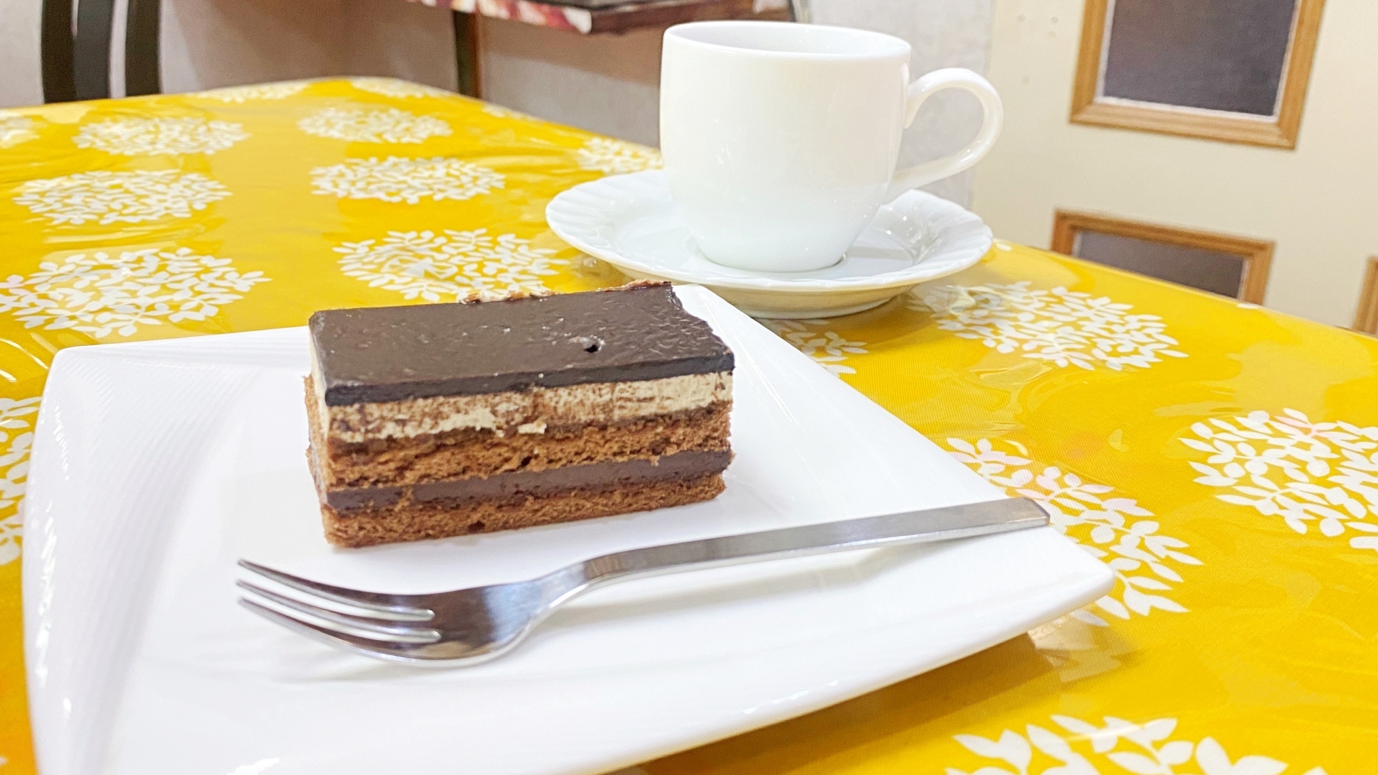 *【朝食一例】濃厚な黒糖チョコレートケーキと珈琲で贅沢な目覚め。