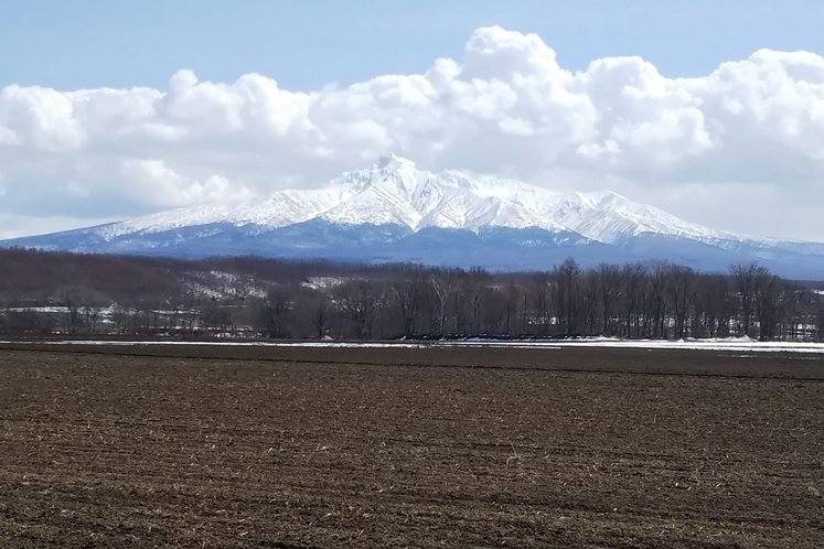 初春の斜里岳