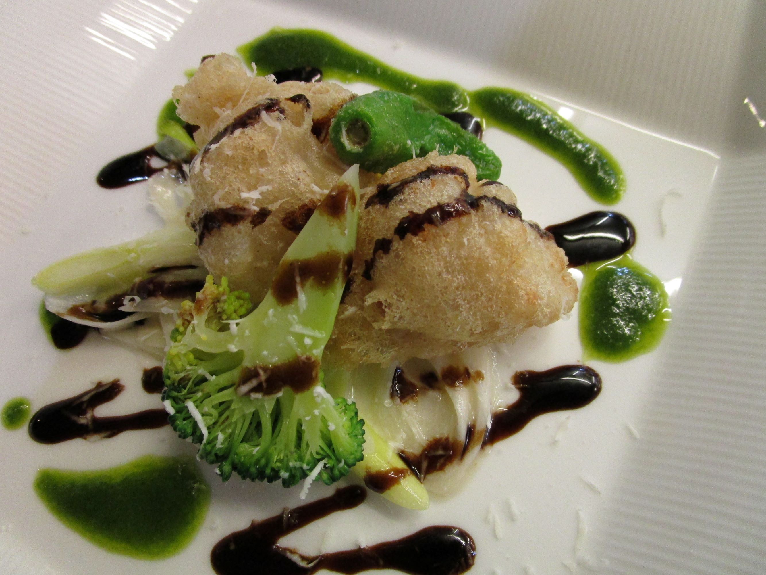 魚料理〔道産かすべほほ肉の清里産そば粉を使用したフリッター〕（一例）