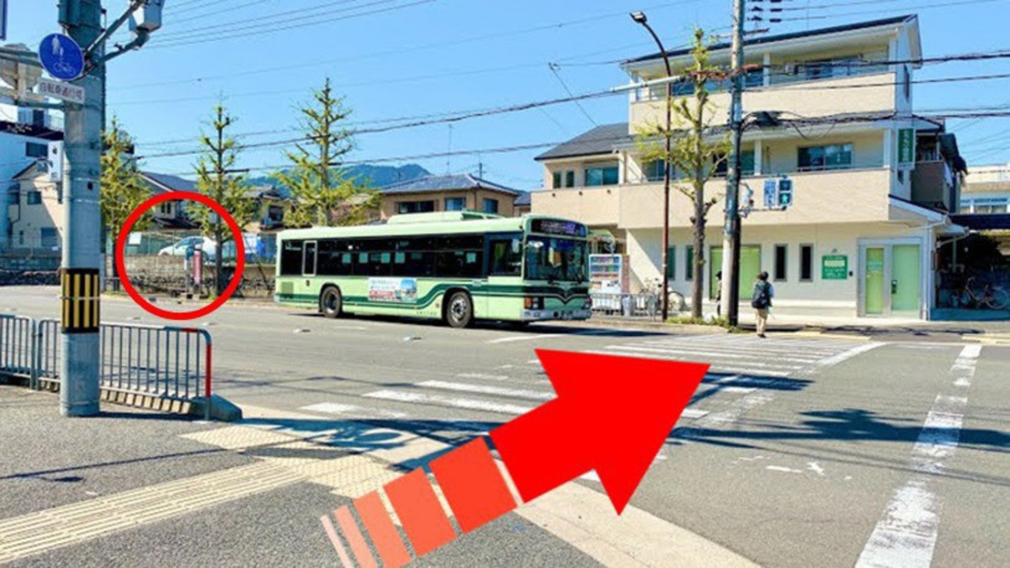 (5)大通り（丸太町通り）の横断歩道を渡った左手にバス停がございます。