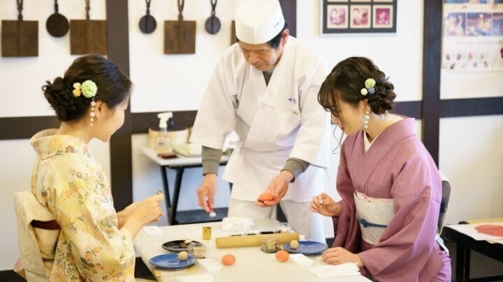 京菓子老舗 甘春堂での和菓子作り体験