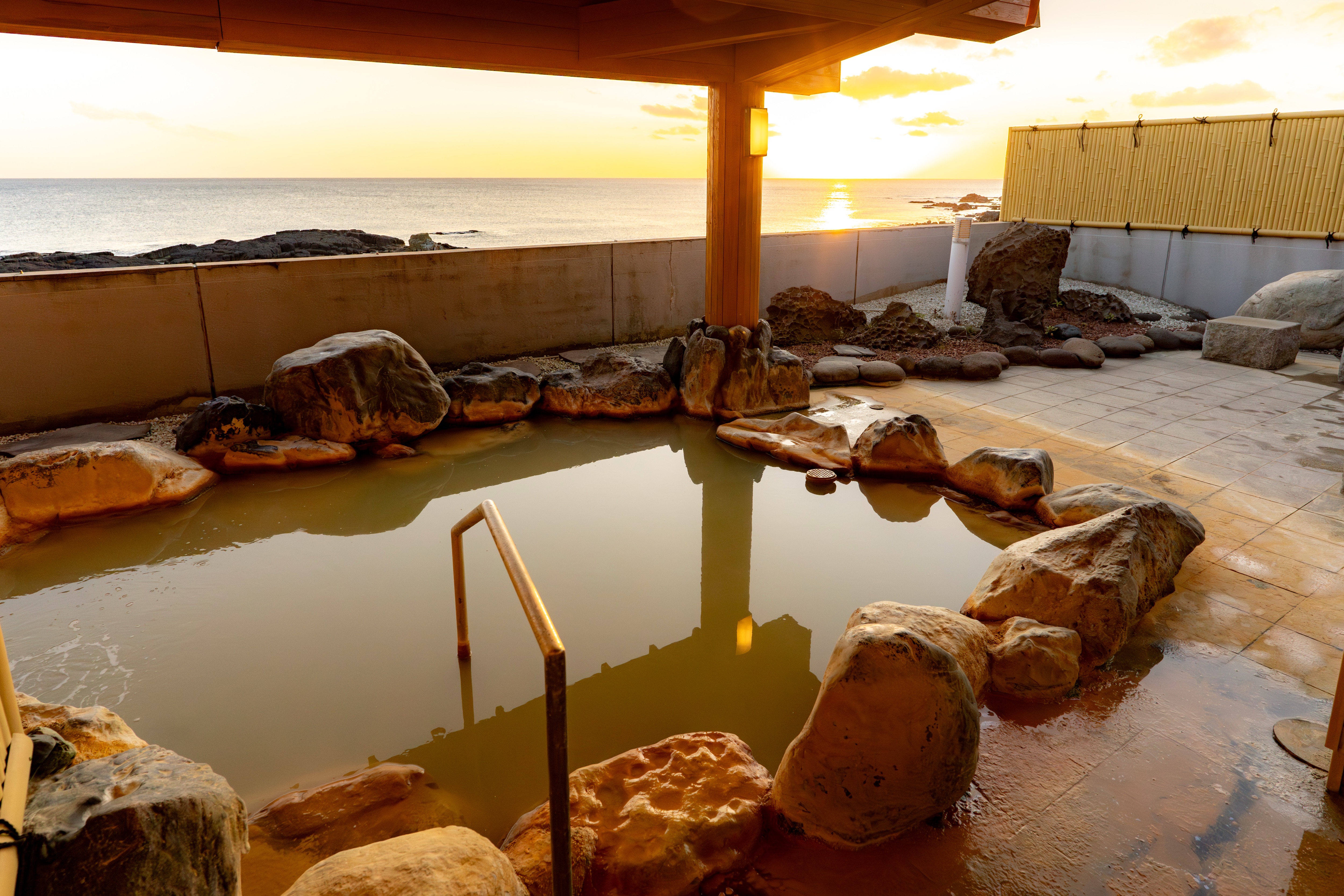 夕陽の露天風呂　５月～１０月