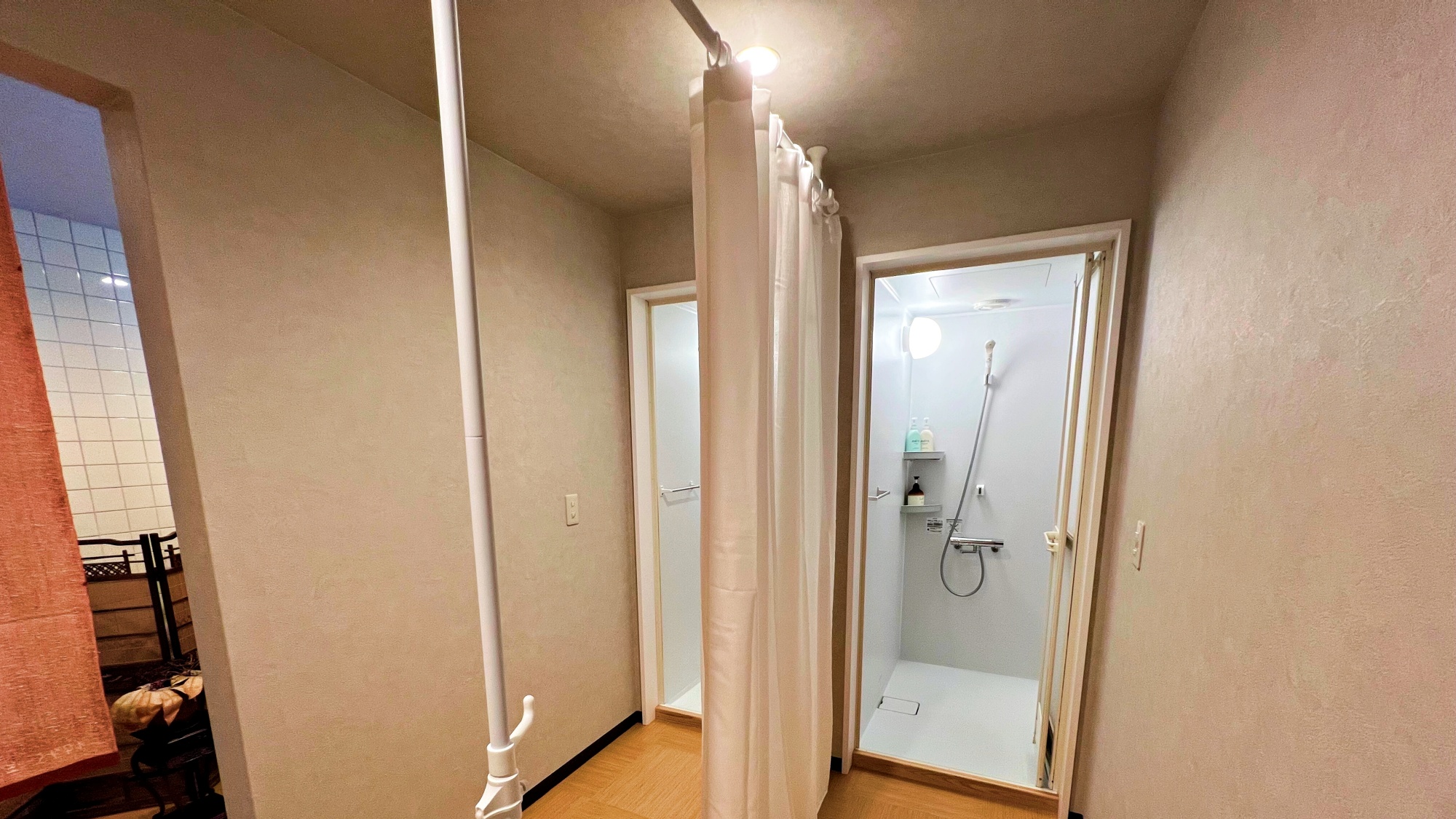 * 男性用シャワールームは2つあります