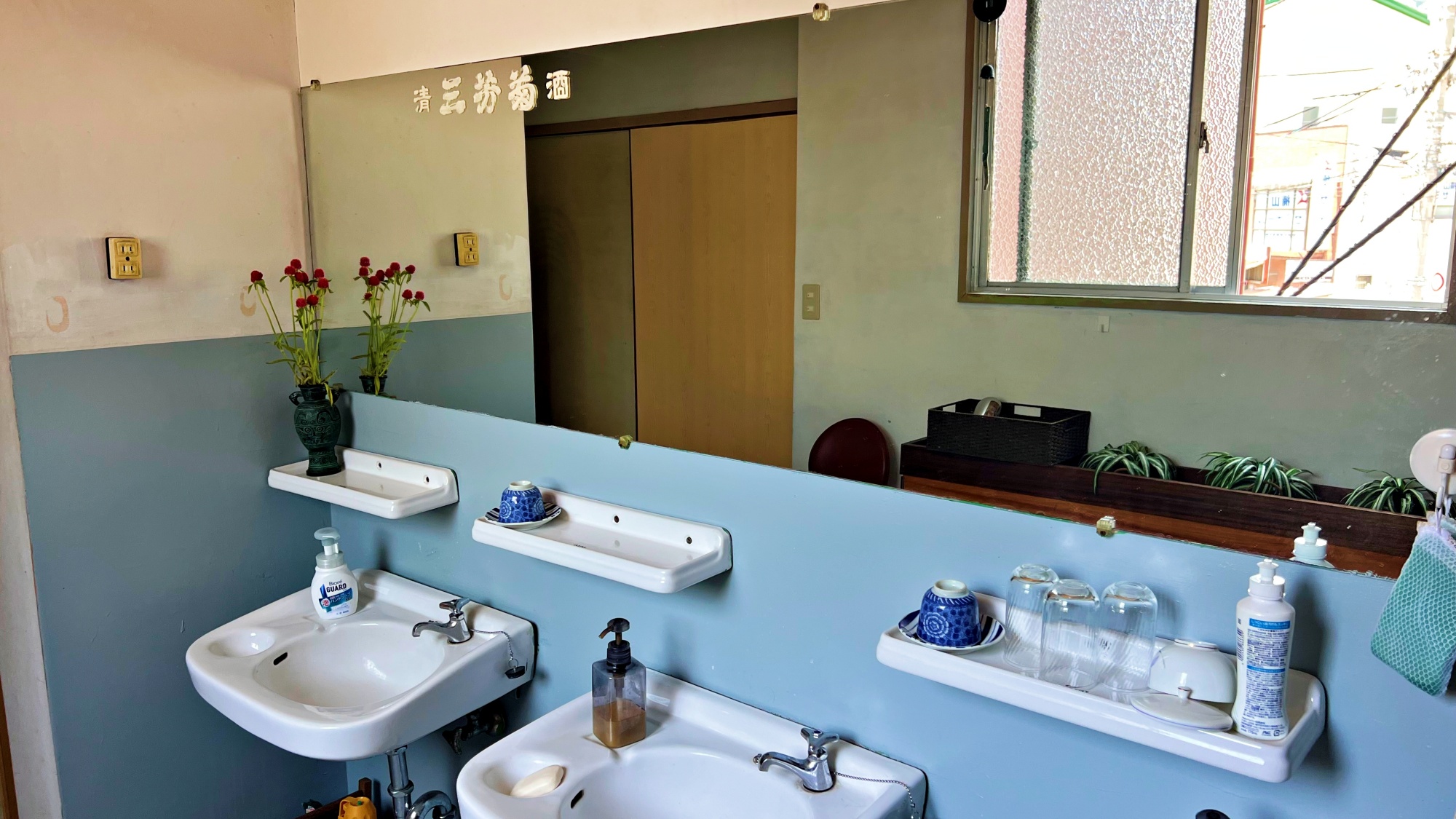 * 共同の洗面所が廊下にございます