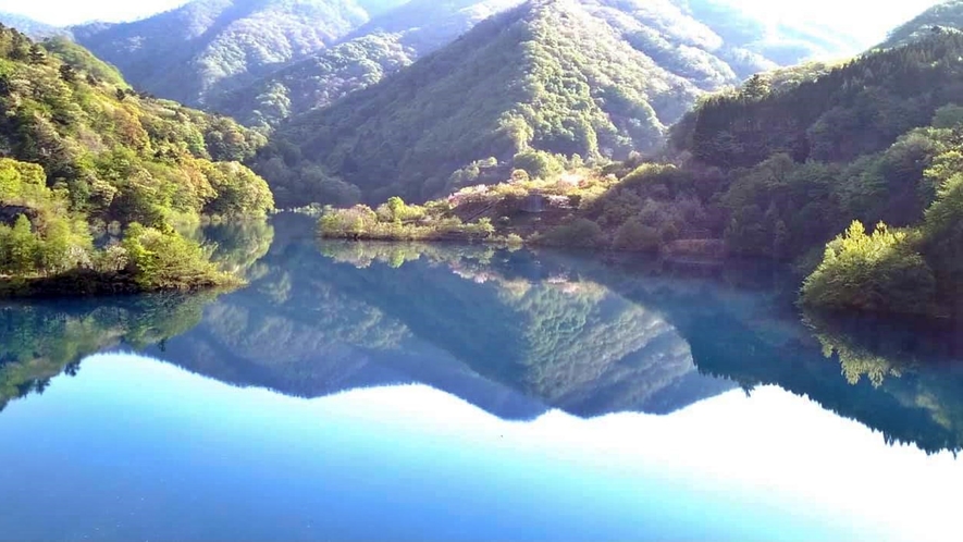 *周辺風景 【奥四万湖】『四万ブルー』として着目されている神秘的な青い湖面は、水が透明な証です。