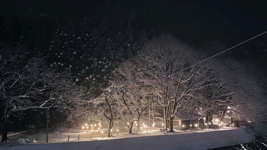 *周辺風景 【雪景色】静かな温泉街にしんしんと雪が降り積もり、旅情をかきたてます。