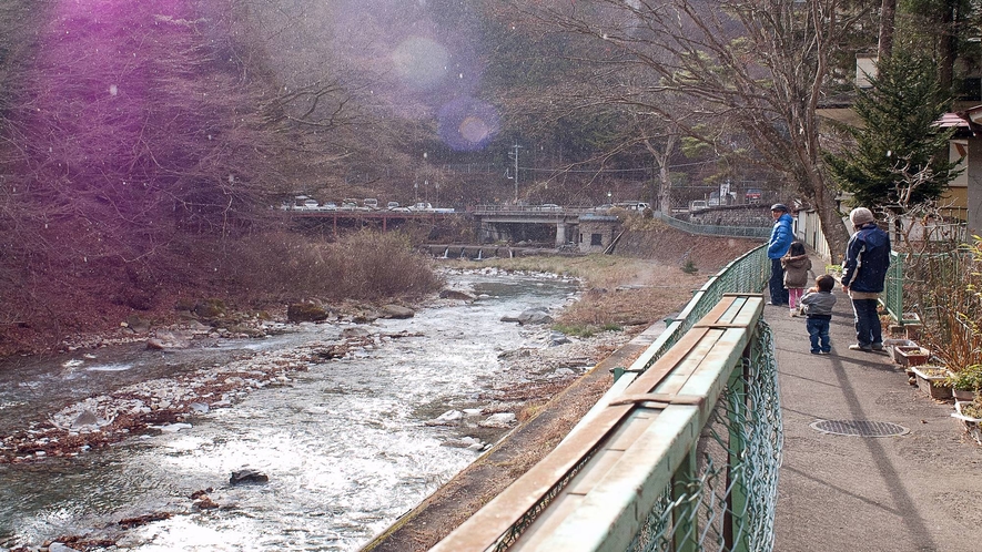 *周辺風景  四万川の川べりを散策して旅旅情を満喫できます。