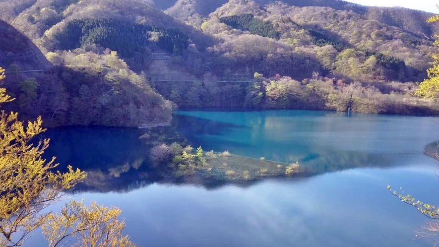 *周辺風景 【奥四万湖】場所や季節、天気、時間帯によって様々な表情に。雪解けの季節が特におすすめ！