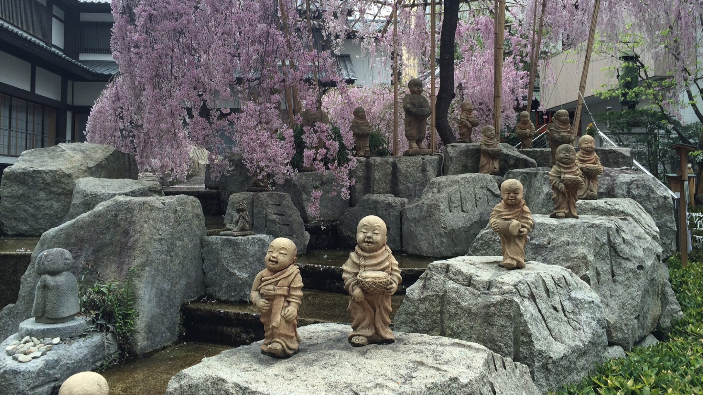 【六角堂】京都の中心、へそ石を探してみては？