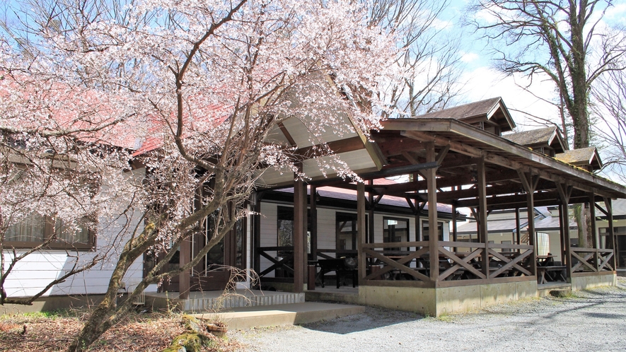 *外観（春）／季節を肌で感じながら、山中湖目の前の当館でごゆっくりお過ごしください。