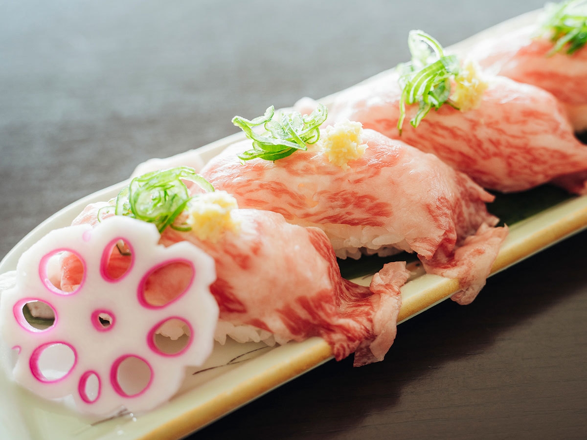 ＜期間限定！今だけお得！秋田錦牛炙り寿司2貫＋館内利用500円券付＞サーロイン陶板焼プラン【2食付】