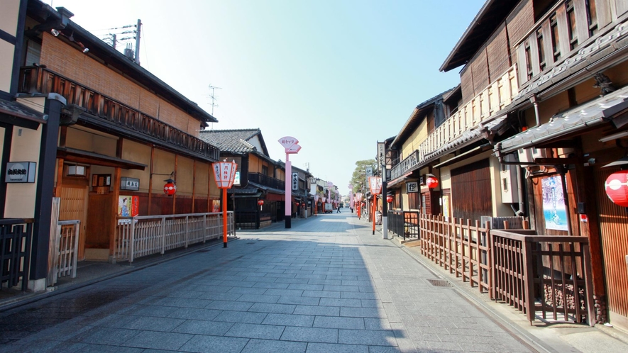 祇園の花見小路界隈には風情ある有名店が並びます。  
