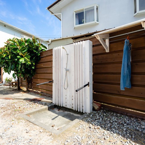 屋外シャワーと乾かし場