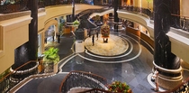 洗練された落ち着いた雰囲気のホテルロビー lobby