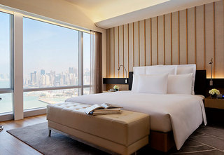 Deluxe Harbour View Suite - Bedroom