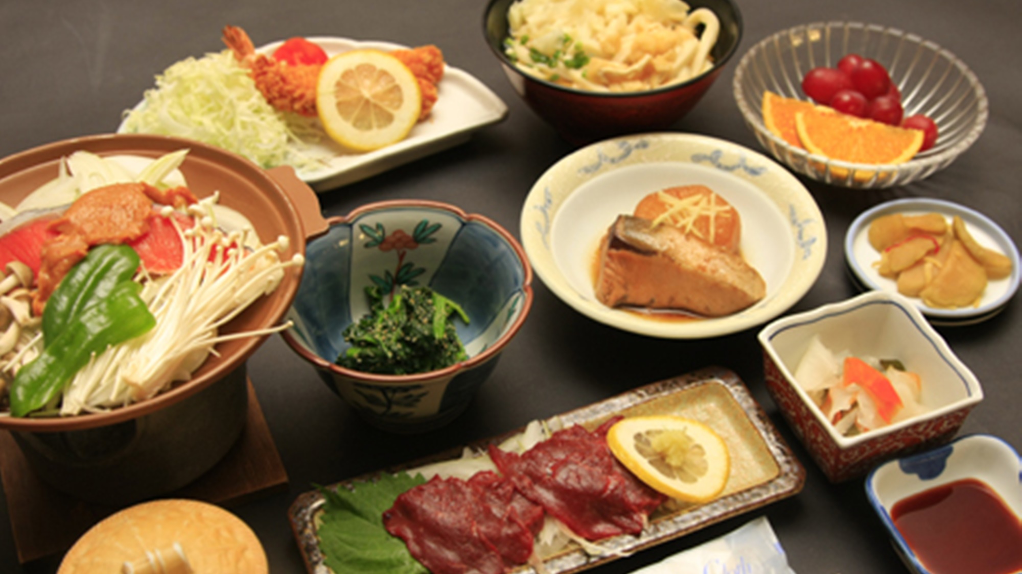 *夕食一例／地元農家の作った野菜や馬刺しなど、地元の美味しいものをお出し致します！