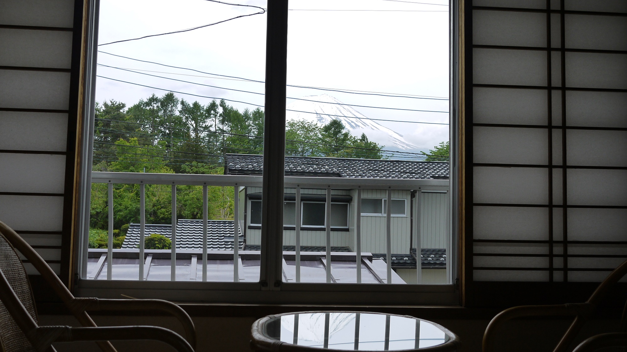 *お部屋からの眺め／大きな窓のそばに腰かけて、ほっと一息つく時間。