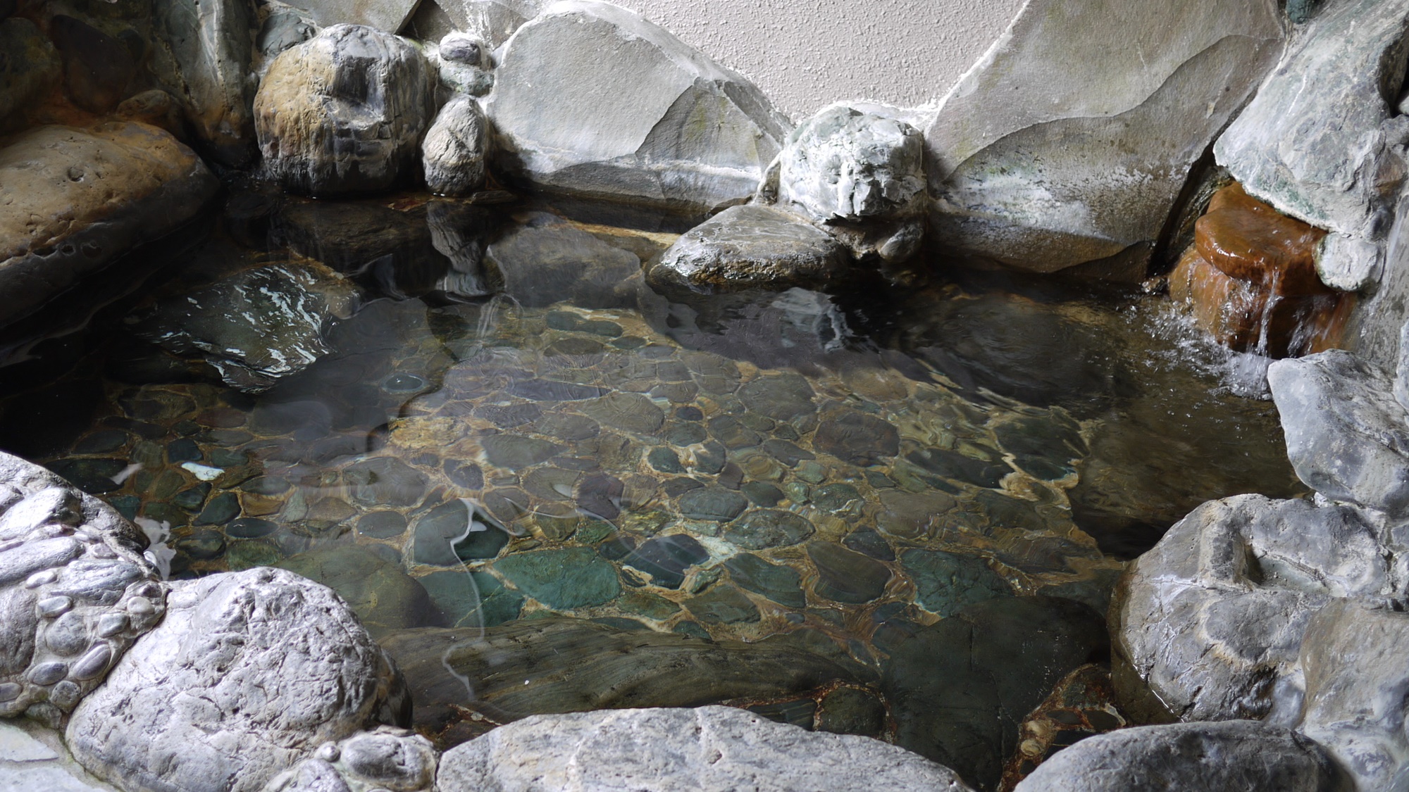 *大浴場／岩造りのお風呂が男女別に1か所ずつございます。