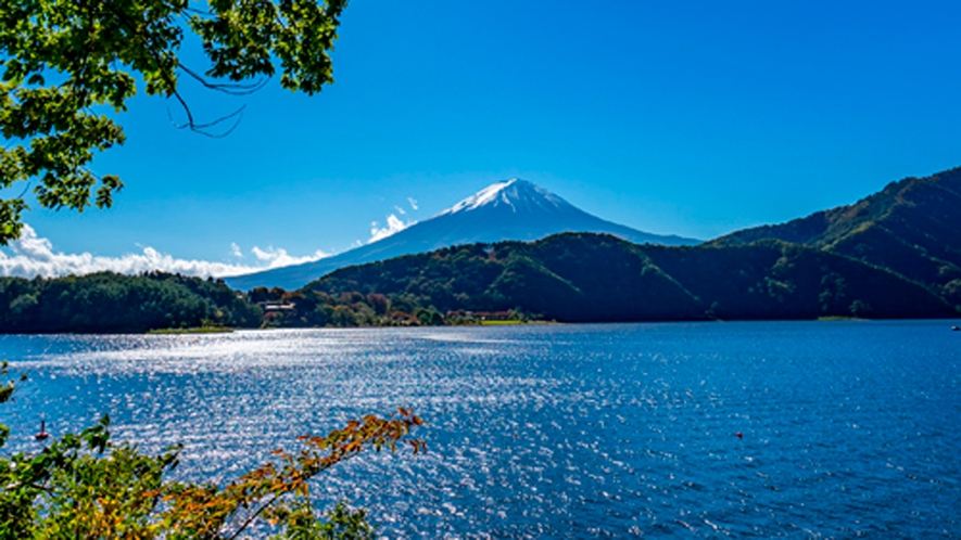 **【秋の河口湖北岸】湖を挟んで富士山を眺めることができ、秋には美しい紅葉風景を楽しめます。