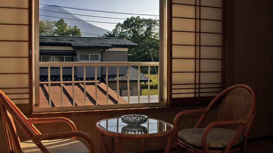 *お部屋からの眺め／窓から富士山が見えるお部屋もございます。※ご指定はできませんのでご了承下さい。