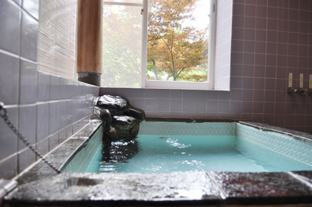 A natural hot spring stone bath that heals tiredness