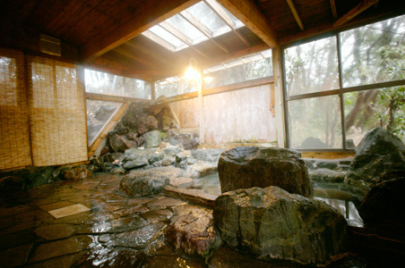 A natural hot spring rock bath that heals fatigue