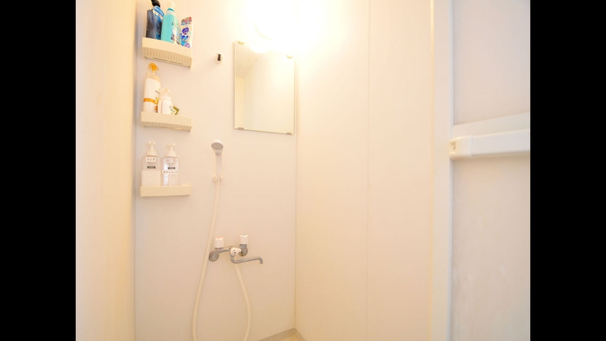 【2階シャワー①(共同)】丁度良い広さのシャワールーム