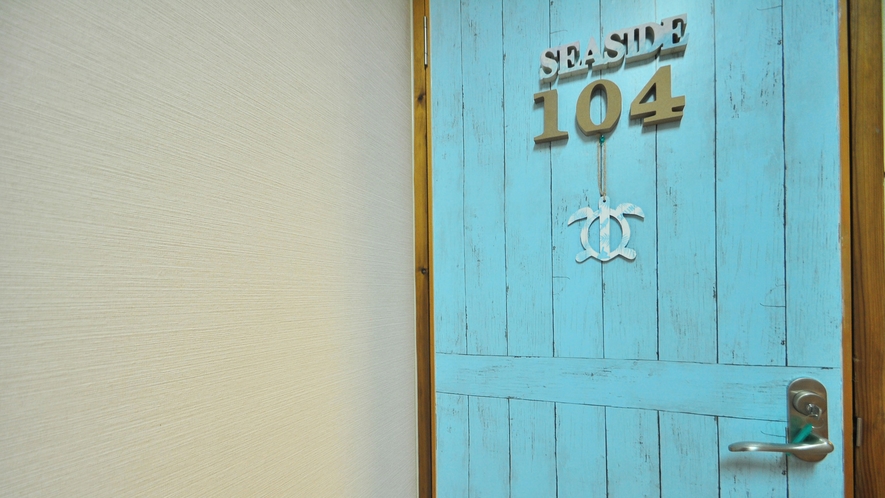 【104号室入口】扉には部屋ごとに異なったオブジェを飾っています