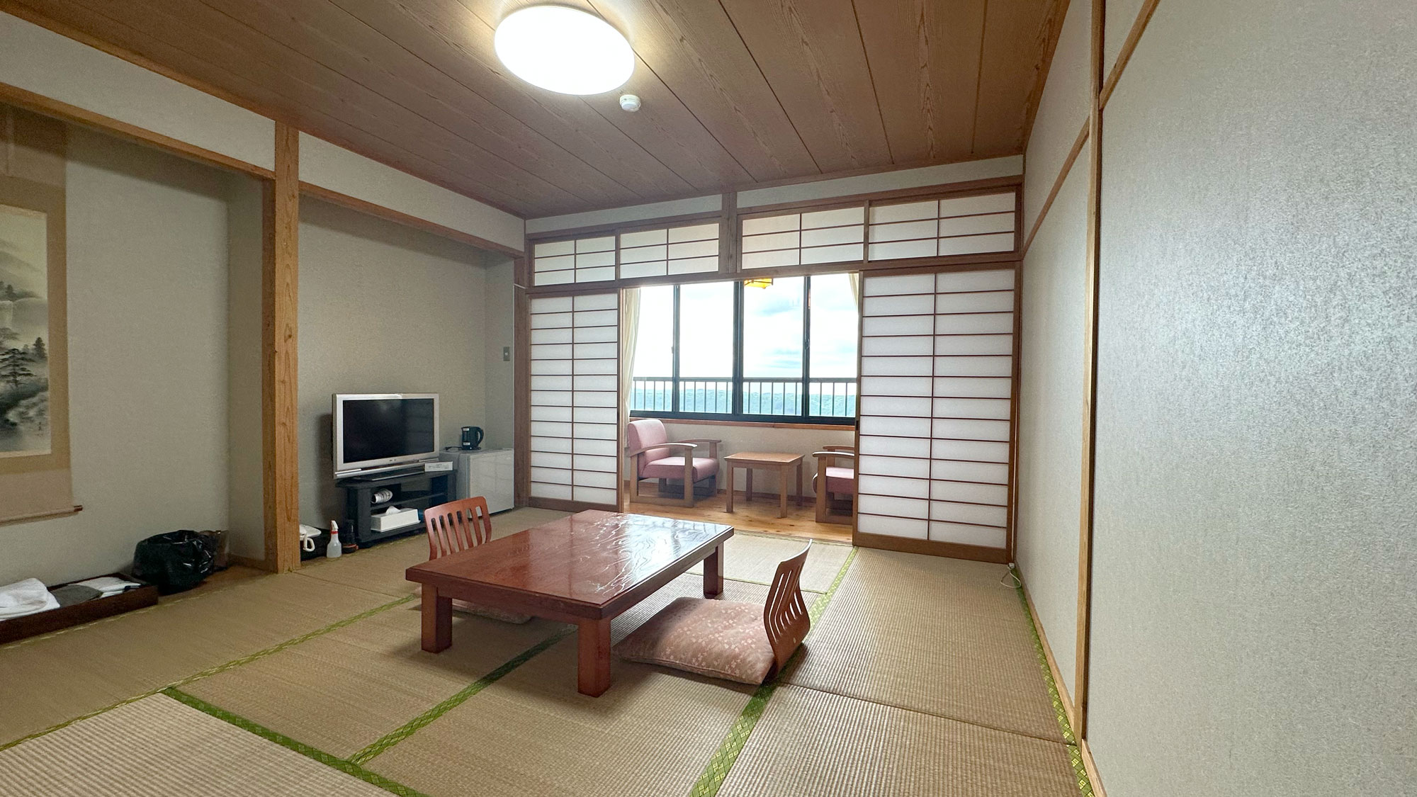 【和室一例】畳のお部屋で足を伸ばしてごゆっくりお寛ぎくださいませ。