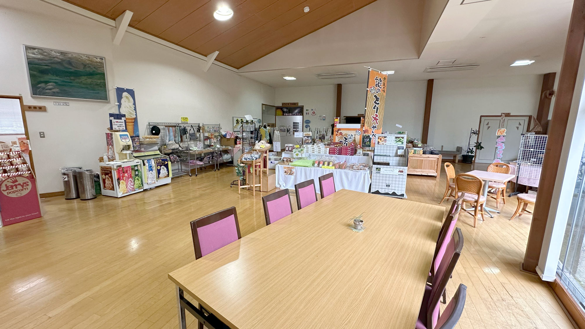 ロビー：大分のお土産も豊富にございます。