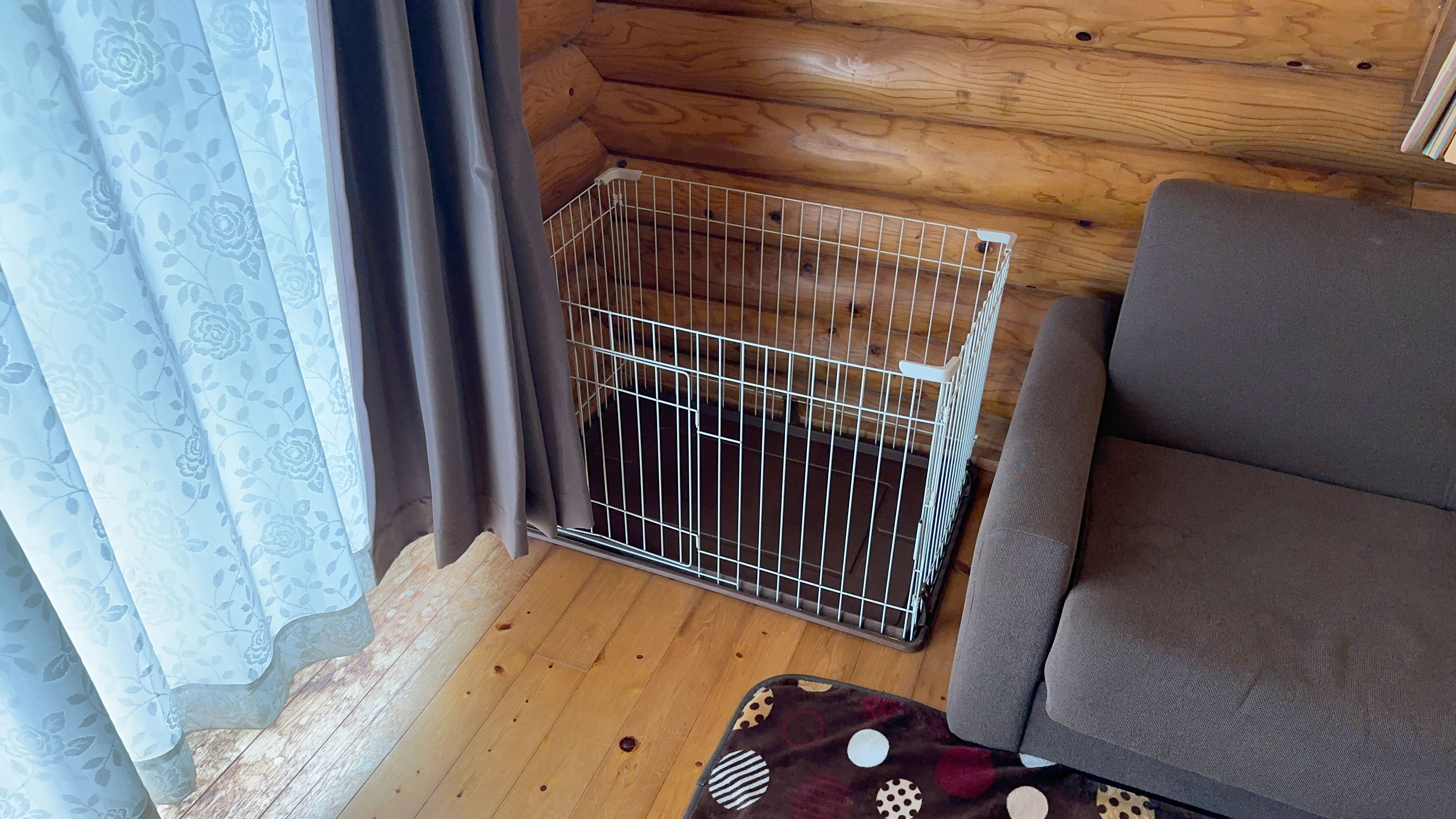 ケージは一部屋につき１台設置しておりますので、必要があれば持参下さい。