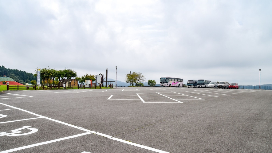 *【施設】駐車場は先着50台まで無料で駐車可能です。