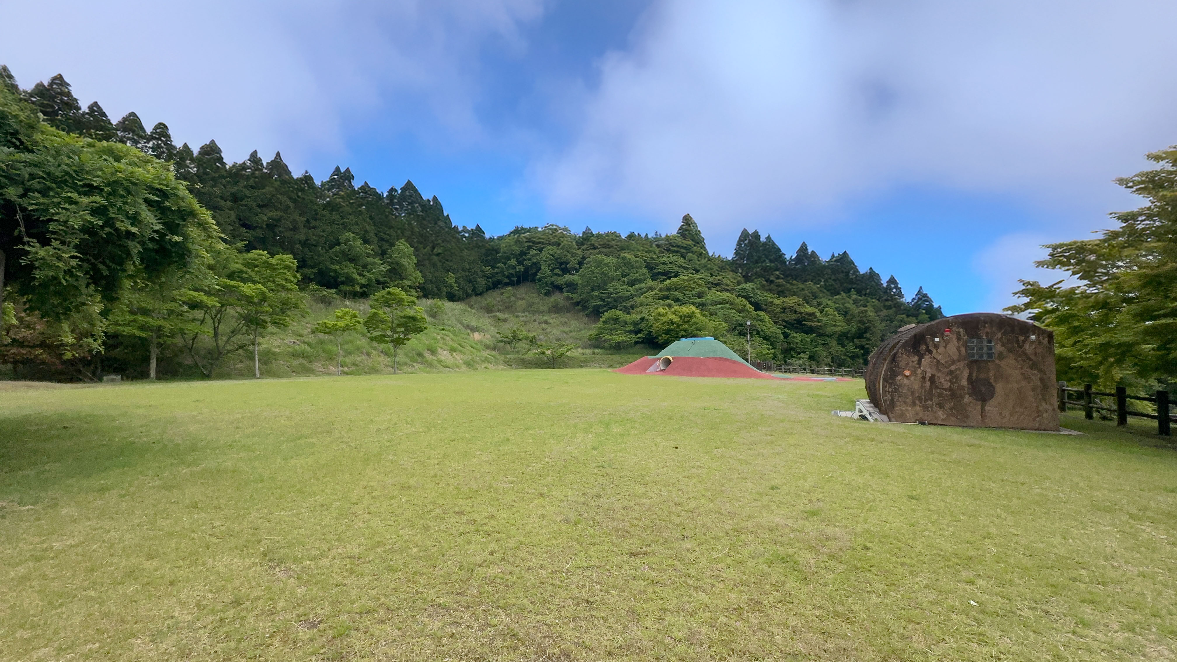 本館目の前にある公園。ご家族でお子様と一緒に遊べますよ♪