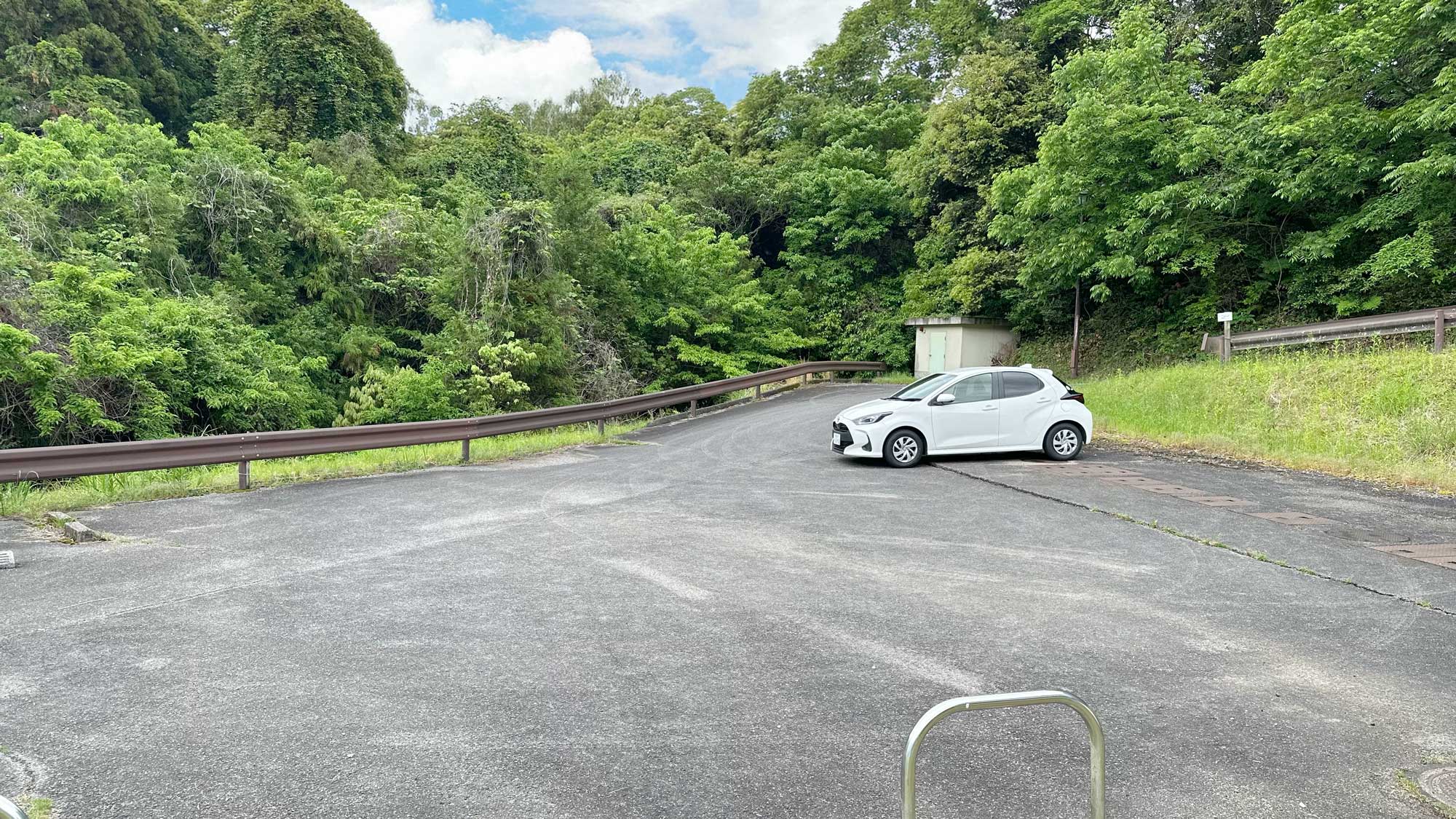 キャンプサイトの駐車スペース