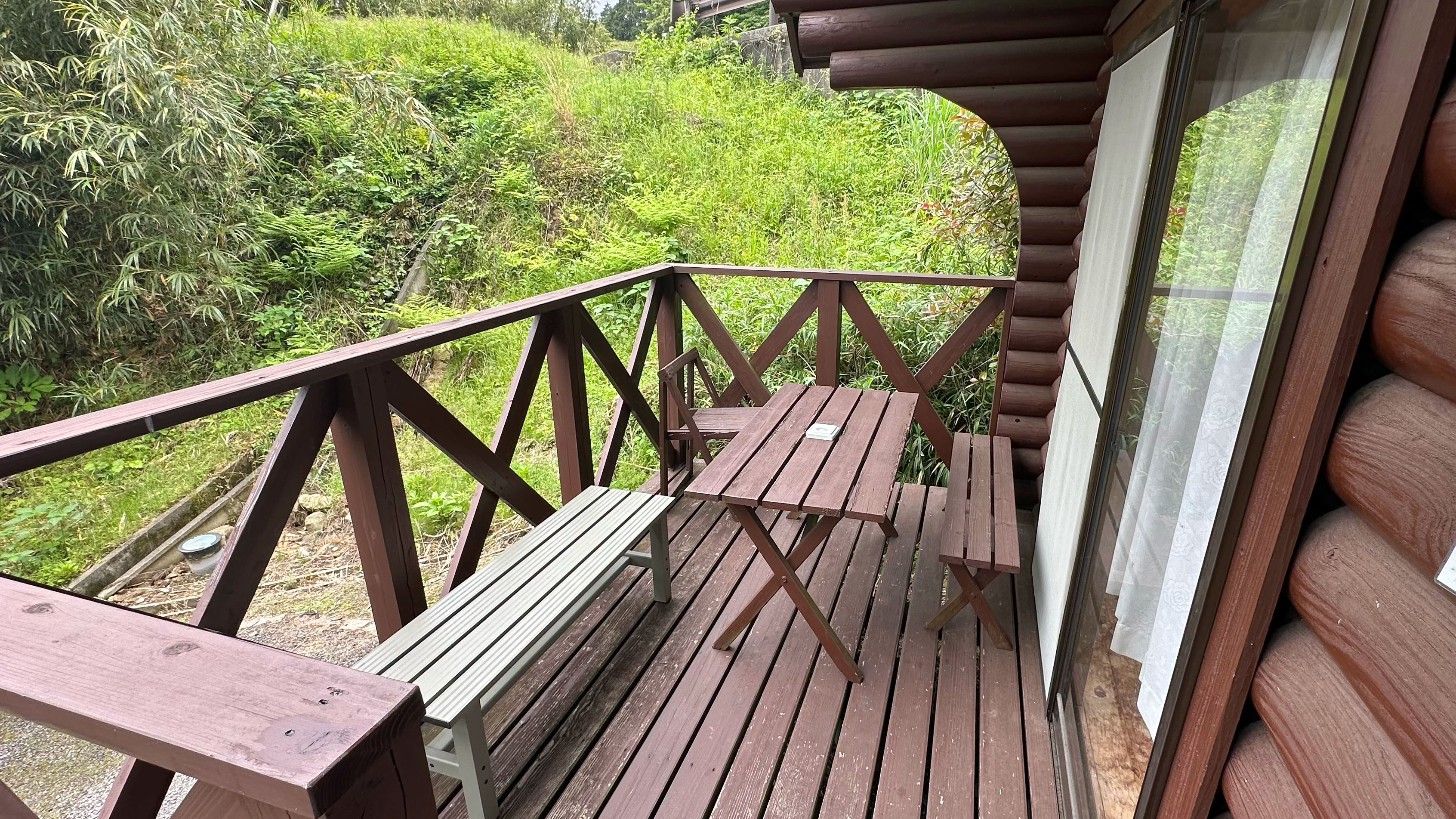 テラス：大自然の中でゆったりとした時間をお過ごし下さい。