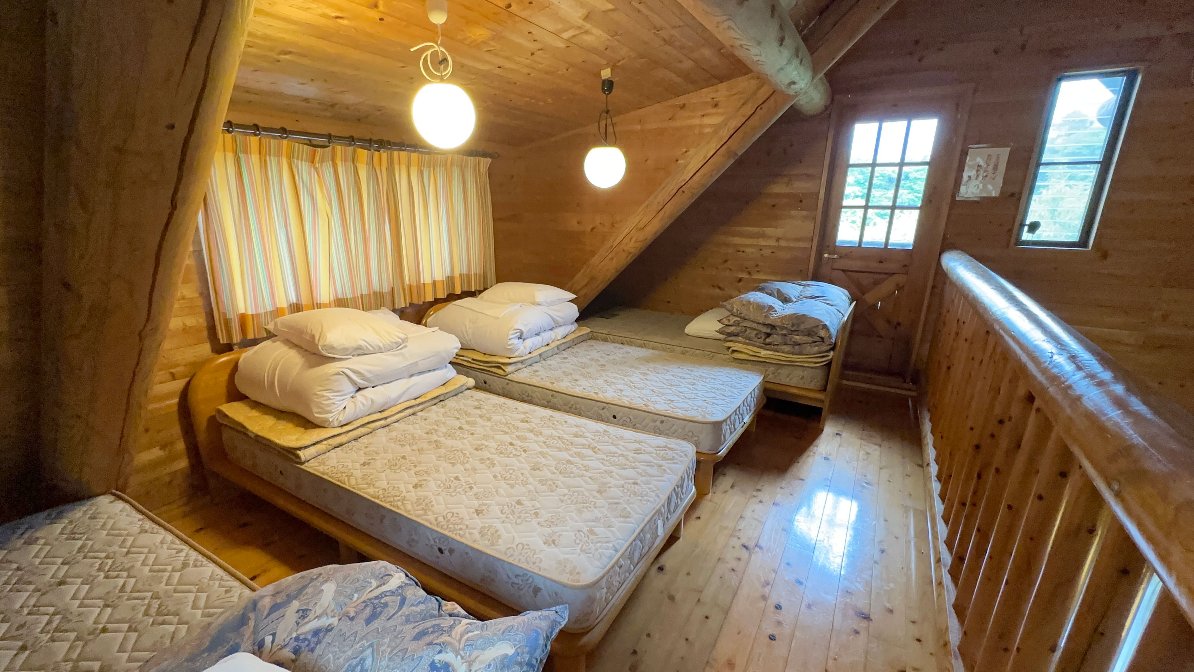 ロッジ：2階シングルベッドを設置。