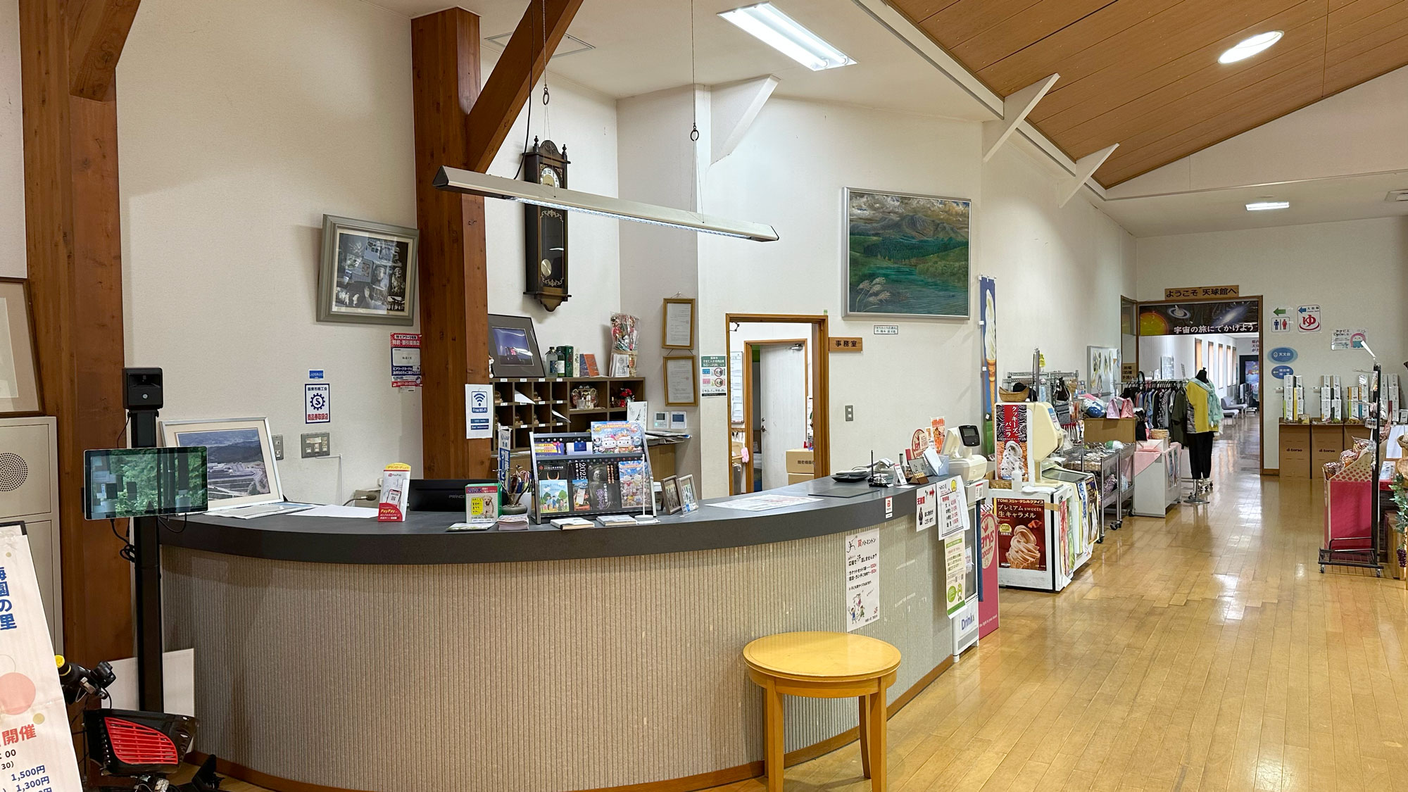 フロント：チェックイン・チェックアウトはこちら