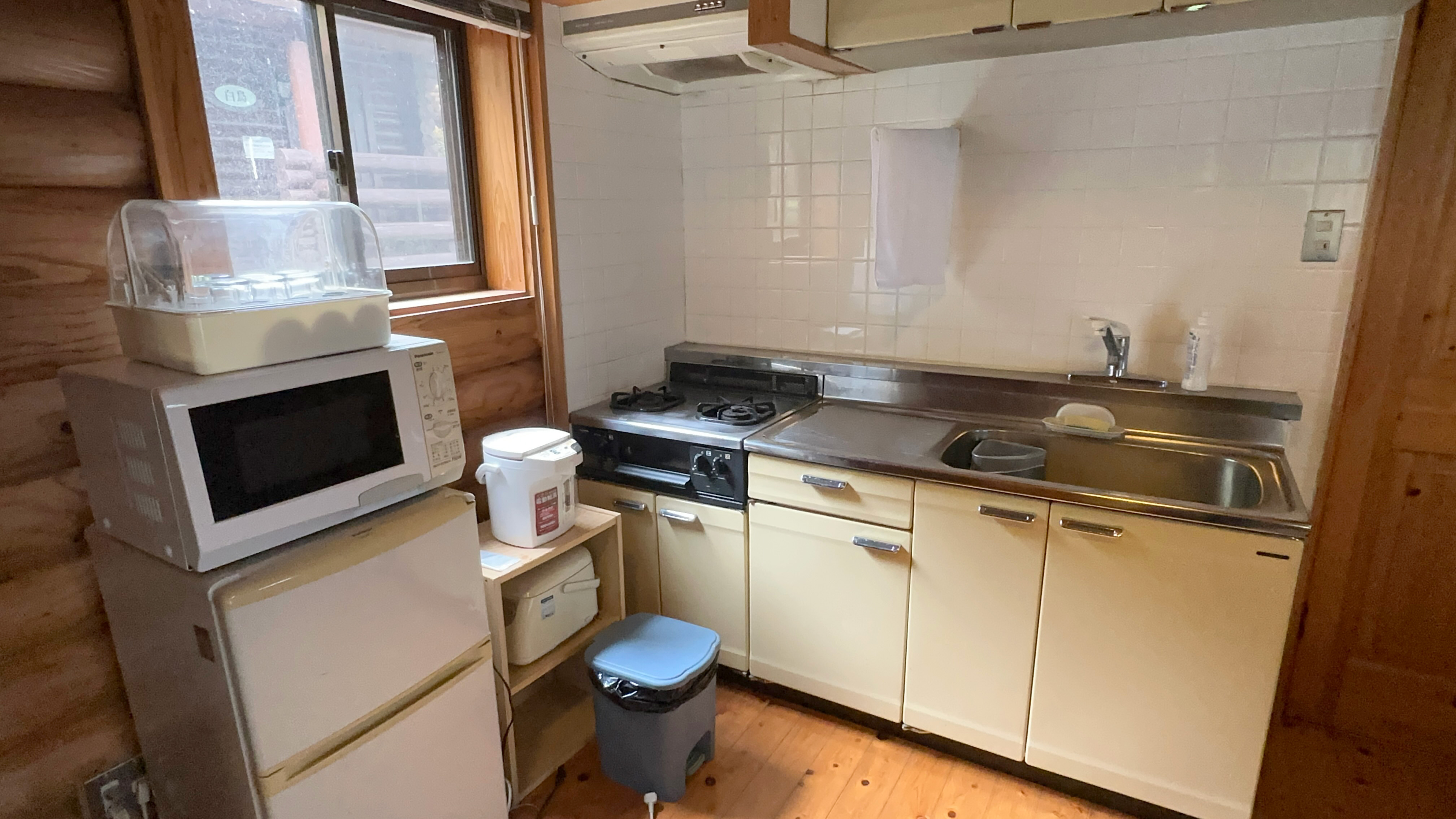 ロッジの簡易キッチン：ガスコンロ、電子レンジ、冷蔵庫など一通り自炊ができる調理器材揃っています