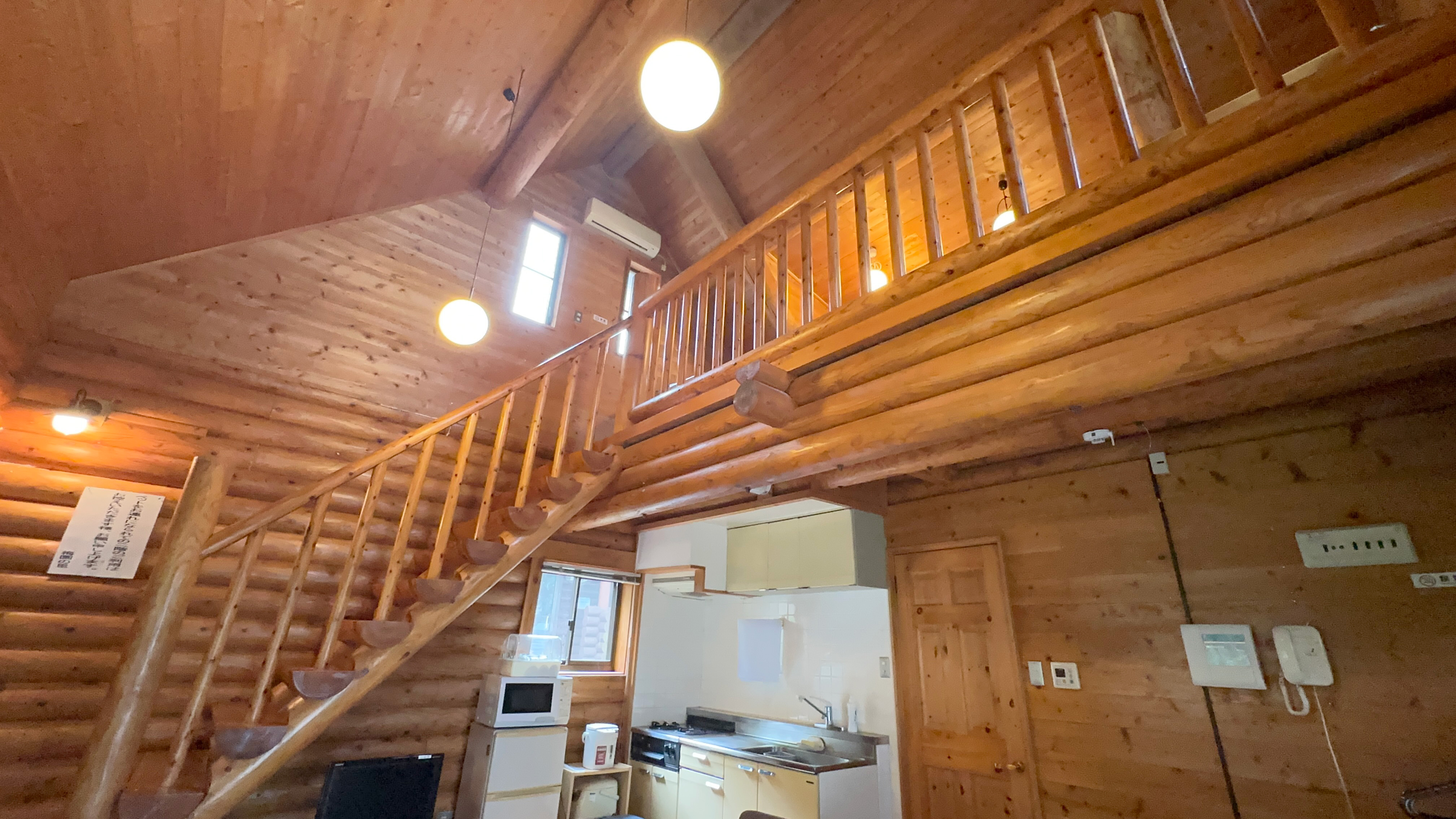 木のぬくもりが伝わるロッジ。2階はペット利用不可です。