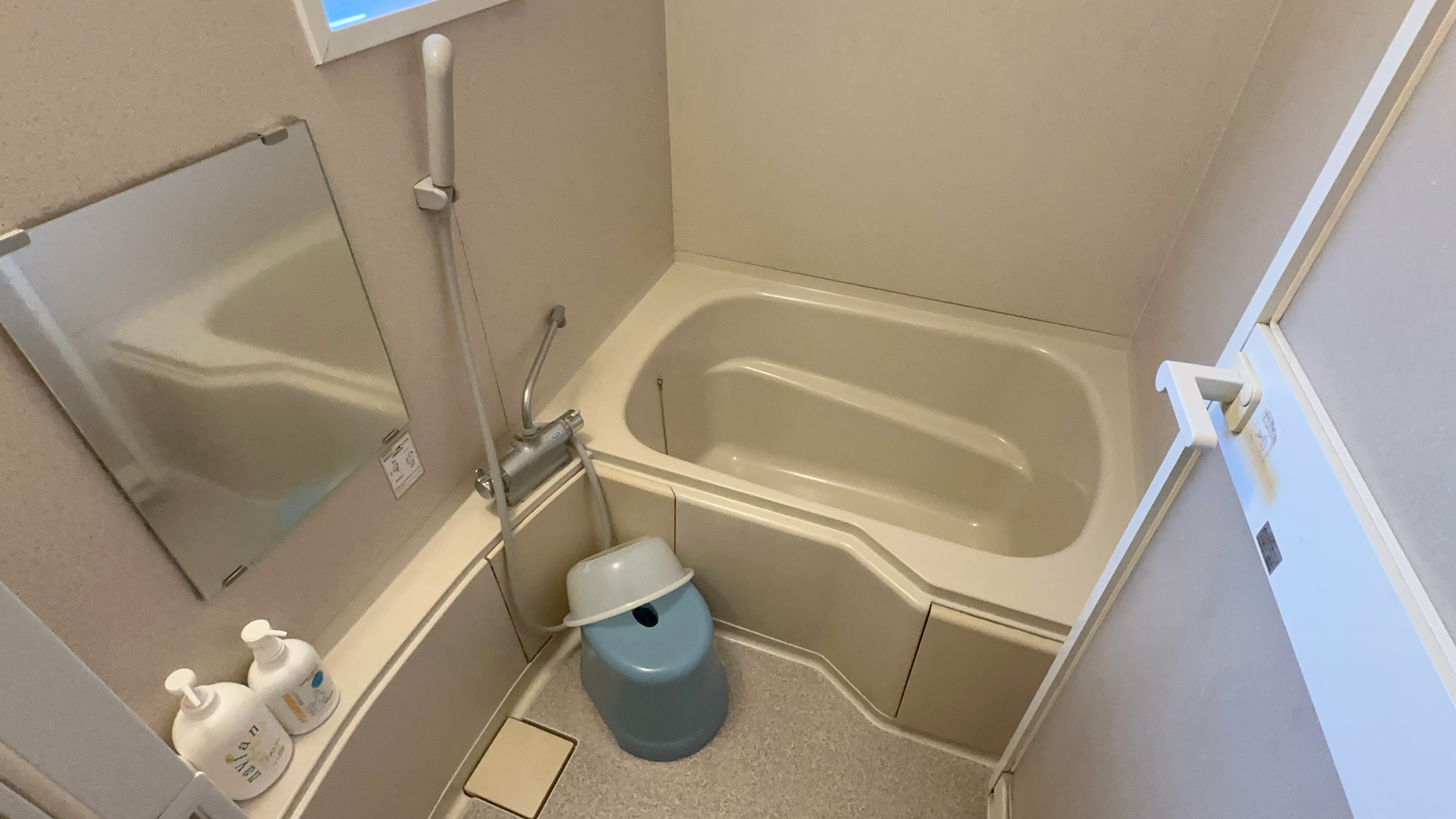 ロッジ：お風呂。必要に応じてアメニティ類をご持参ください。