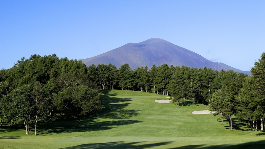 敷地内からはゴルフ場の向こうに浅間山を望み、抜群の景観