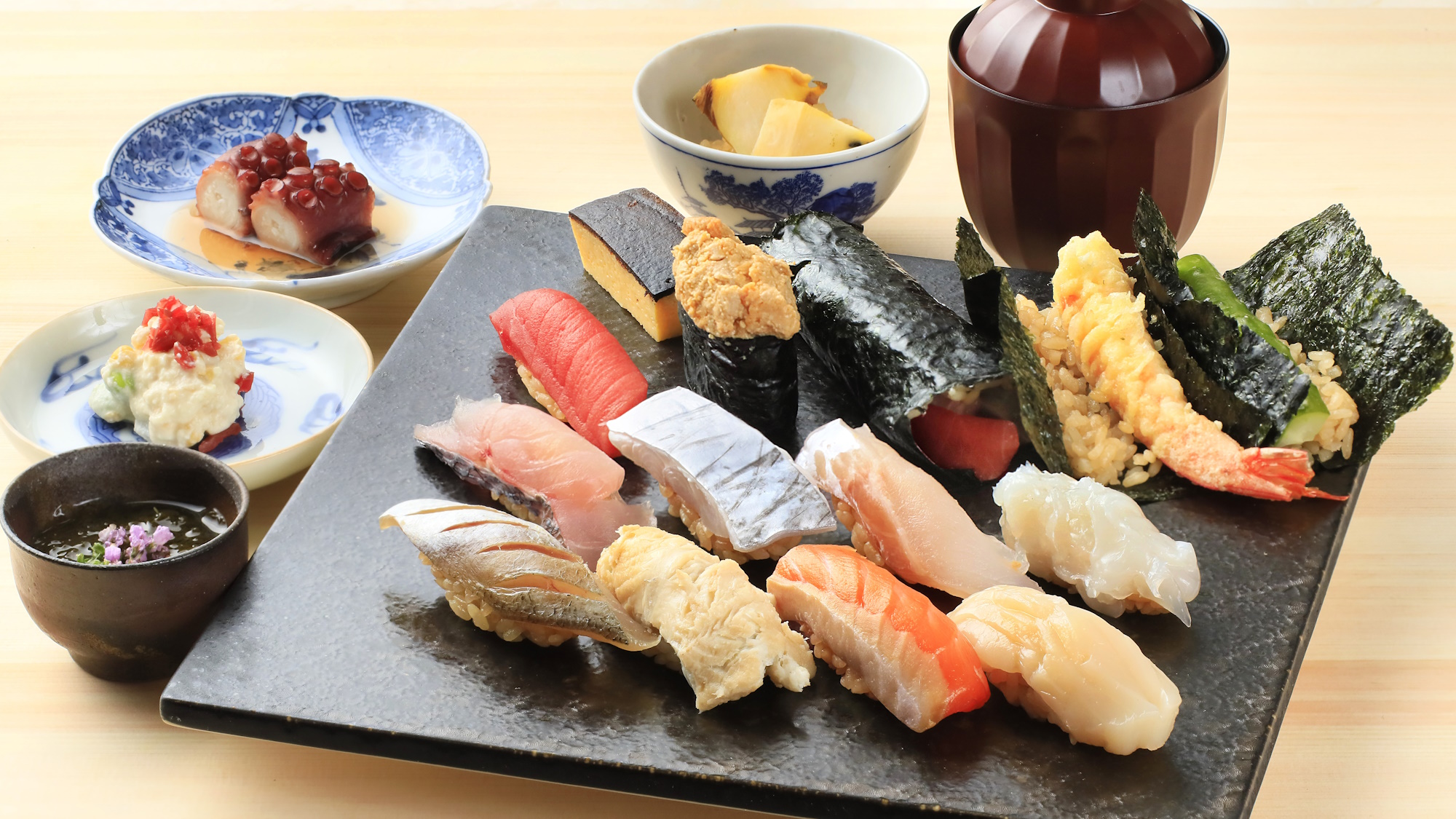 江戸前の伝統と『くずし鮨』のおまかせコースをお愉しみに　※一例